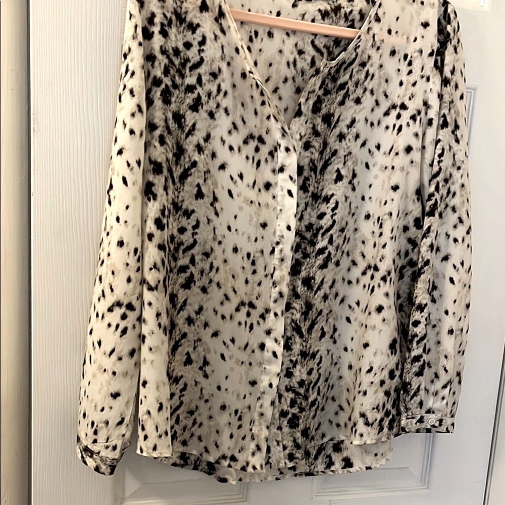 Violet & Claire Black and Cream Buttoned Mandarin Collar Blouse